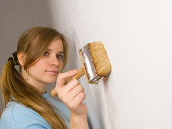 Применение грунтовки при отделке стен квартиры
